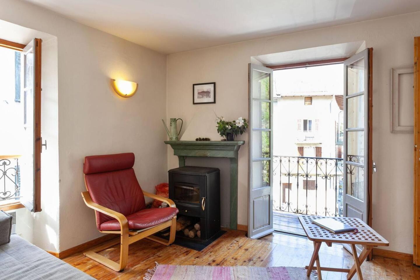 Sunny 1-Bed Apartment In Lovely Mountain Village La Brigue Kültér fotó